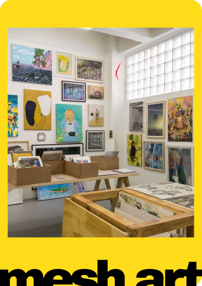 Una persona observando una pintura en una galería de arte.