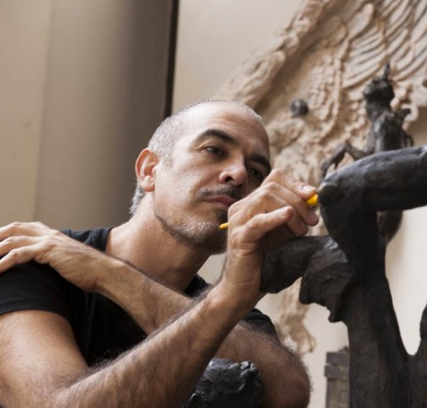 Javier Marín: cuando la piedra y el bronce confiesan lo que la piel calla